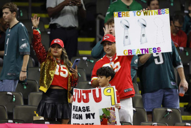 Los aficionados de los Kansas City Chiefs muestran su apoyo a su equipo en el Super Bowl LIX entre los Kansas City Chiefs y los Philadelphia Eagles en el Caesars Superdome de Nueva Orleans. 