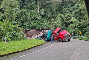 La tractomula volcada en la vía Manizales - Bogotá.