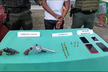 Foto | Policía | LA PATRIA  A los policías los atacaron a bala. Hay un adulto y un menor aprehendidos. Decomisaron estas armas. 