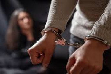 Aprovechando la confianza, Róbinson, en distintas oportunidades, abordó a la menor en su cama y allí la manipuló se sexualmente, le pidió besos y la obligó a vejámenes bajo la presión de que no podía contar.