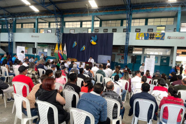 Los gritos se alargaron por dos minutos mientras se debatía el impacto del los cultivos de aguacate Hass en la calidad del agua en Caldas. Habla una asistente. La Alcaldía de Aranzazu dijo que hubo ataques verbales contra el gobernador, Henry Gutiérrez.