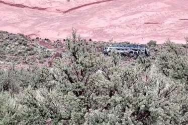 El bus accidentado rodó hasta 800 metros por un abismo luego de chocar contra una camioneta.