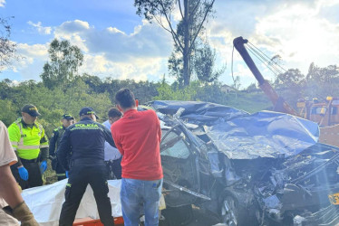 El carro se habría quedado sin frenos y se salió de la vía. 