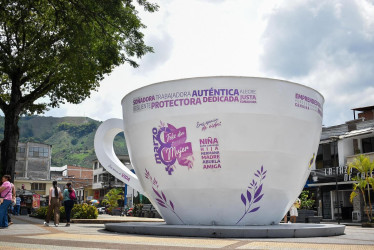 En la taza resaltan palabras como soñadora, trabajadora, auténtica y emprendedora. Se trata del homenaje que Chinchiná les brinda este mes a las mujeres. También lea acciones en una Galería, reparación vial, prevención con vapeadores, y más información de municipios de Caldas.  