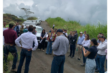 Firmas interesadas, durante el recorrido el viernes pasado. 