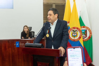 Mauricio Lizcano este viernes en el Concejo de Manizales tras recibir un reconocimiento. 