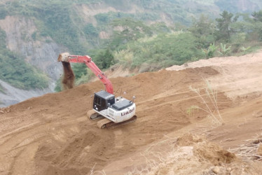 Rescatan la movilidad del precipicio: la Gobernación de Caldas atiende una vía que tiene un punto crítico de derrumbes. Avanzan trámites para construir una variante.
