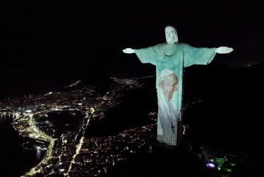 El monumento del Cristo Redentor, en Río de Janeiro (Brasil), fue iluminado con una imagen del papa Francisco para pedir por su salud.