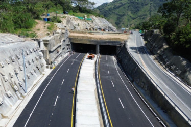 La vía Manizales-Medellín estrena un tramo clave para reducir los tiempos de viaje en dos horas. Vea cómo quedó la obra en Pacífico Uno y qué tareas siguen.