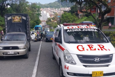 La motociclista presentó lesiones al chocar contra la parte trasera de una camioneta.