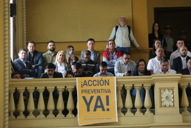 Las organizaciones exhibieron pancartas en las que exigían a las autoridades en Caldas no negar la presencia de grupos armados ilegales.