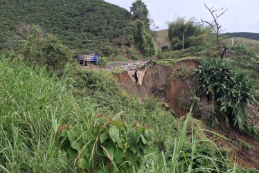 Entre los sectores de La Ínsula y Curazao, zona rural de Chinchiná, la banca de la vía sigue cediendo