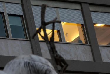 Una habitación iluminada en el Hospital Universitario Gemelli, este viernes en Roma