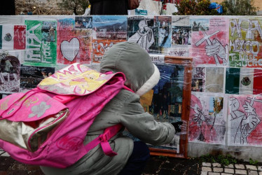  Base de la estatua de Juan Pablo II, afuera del Hospital Agostino Gemelli, donde el Papa Francisco permanece hospitalizado.