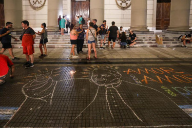 Personas se reunieron el pasado viernes para pedir por la salud del Papa Francisco frente a la Catedral de Buenos Aires.