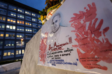 Mensajes de apoyo para el papa Francisco a las afueras del Hospital Gemelli en Roma