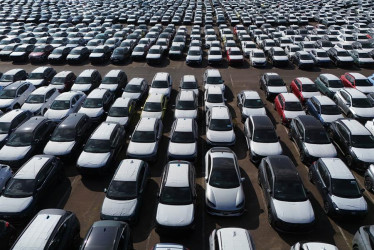 Una imagen tomada por un dron muestra autos nuevos estacionados en Tilbury Docks en Tilbury, Gran Bretaña, el 27 de marzo de 2025.