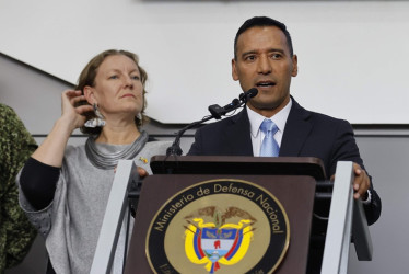 Foto | EFE | LA PATRIA  El ministro de Defensa, Pedro Sánchez, y la embajadora de Suecia en Colombia, Helena Storm, anuncian el negocio de la compra de los aviones Gripen.