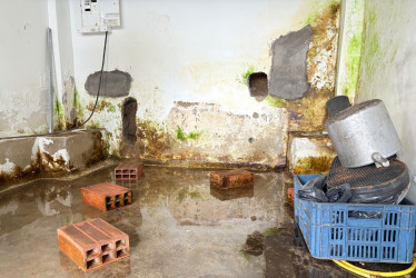 La propietaria teme que la filtración de agua genere un desastre en el barrio. La Unidad de Gestión del Riesgo asegura que no hay riesgos de que el terreno pase de estado sólido a líquido y promete otras medidas preventivas.