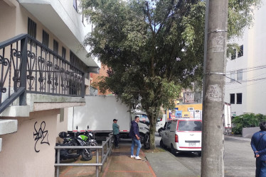 Foto | Cortesía | LA PATRIA   Según los habitantes del sector es común ver carros mal parqueados en la entrada del estacionamiento de Mercaldas y Confa.