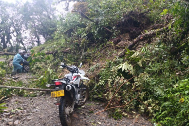 Hay 21 vías cerradas o con pasos restringidos en Caldas este lunes (28 de abril). En el Oriente se atienden derrumbes registrados en la mañana.