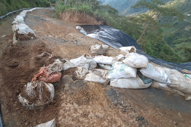 La fisura se comió la vía. Desde el 8 de abril está cerrada la ruta en una vereda de Manizales por un derrumbe. La Alcaldía promete construir un camino provisional de 70 metros de largo entre esta semana y la próxima.