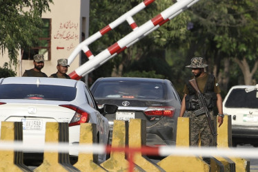 Foto | EFE | LA PATRIA Las autoridades indias afirmaron ayer que 1.300 personas, la mayoría indias, han cruzado la frontera terrestre entre la con Pakistán en los últimos cuatro días, tras las suspensiones de visados emitidas por ambos países.