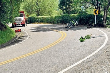 En el corregimiento Peñalisa, de Salgar (Antioquia), fueron atacados ayer dos policías de la Seccional de Tránsito y Transporte, dejando como víctima al patrullero Rubén Darío Velásquez Guevara, de 40 años.