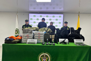 Foto| LA PATRIA  A los capturados se les incautó una pistola, un radio de comunicaciones, dos chalecos balístico y recuperar la suma de $2 mil 163 millones, que fue objeto de hurto al carro de valores.