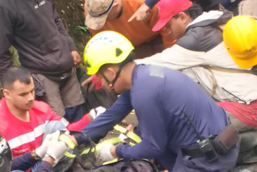 Este accidente entre 3 motos fue en la entrada a Marmato.
