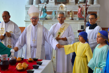  Monseñor Rigoberto Corredor, quien terminó su arzobispado el año anterior en la Diócesis de Pereira, participó en la Última Cena con los niños de Anserma.