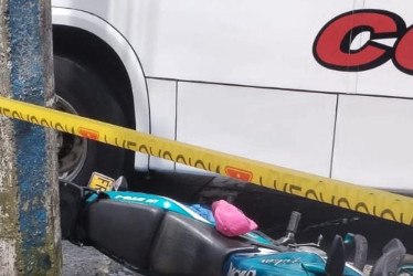 El motociclista chocó con un Cosmobús.