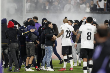 Arturo Vidal, de Colo Colo, conversando con aficionados que ingresaron al campo el pasado jueves.