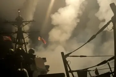 Un buque estadounidense dispara misiles contra posiciones hutíes.