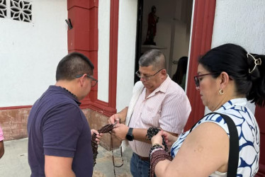 Alcalde entregó camándulas Foto |Alcaldía |LA PATRIA