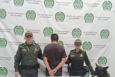 El capturado escondía marihuana y un revólver, elementos que detectó el canino antidrogas.