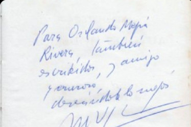 El ganador del Premio Nobel de Literatura Mario Vargas Llosa, fallecido recientemente, le firmó un autógrafo al escritor caldense Orlando Mejía Rivera durante su visita a Manizales en 1999.