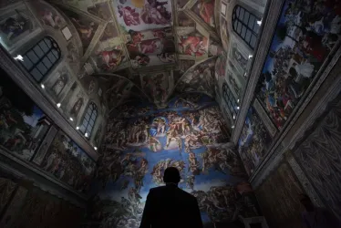 El 'Juicio Final', obra de Miguel Ángel, llama la atención en la pared del fondo de la Capilla Sixtina.