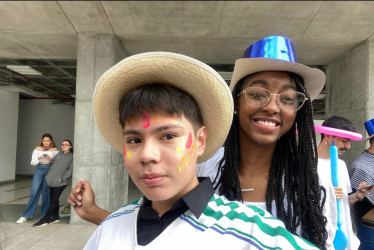 Yury Yicel Guerrero Córdoba junto a Andrés Felipe Latorre Franco durante una actividad en la Universidad de Manizales.