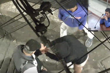 Momento en que Julito entrega la dosis de bazuco y recibe el dinero.