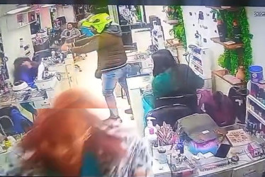 Sacó un arma de fuego y le disparó en unas 10 ocasiones. Luego, al verificar que la mujer había fallecido, se quitó el cascó y se disparó en la cabeza.