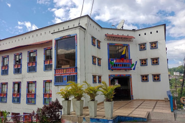 Este edificio está ubicado en la carrera 4 #7-52 esquina de Villamaría (Caldas). 