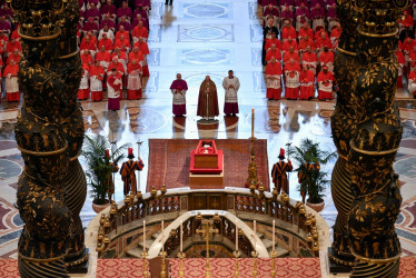 El féretro abierto del papa Francisco, en la basílica de San Pedro ante el Altar de la Confesión antes de que los fieles puedan darle el último adiós, este miércoles.