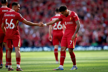 Luis Díaz (d) del Liverpool celebra con su compañero de equipo Trent Alexander-Arnold después de marcar el 1-1 durante el partido de fútbol de la Premier League inglesa entre el Liverpool FC y el Tottenham Hotspur, en Liverpool, Gran Bretaña, este 27 de abril de 2025.