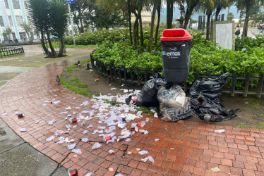 Foto | LA PATRIA  En el parque Los Fundadores también se presenta la inadecuada disposición de los residuos.