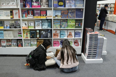 Personas visitan un pabellón en la XXXVII Feria Internacional del Libro de Bogotá (FilBo) este viernes.