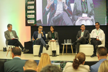  Panel sobre cómo construir la Manizales del bicentenario.