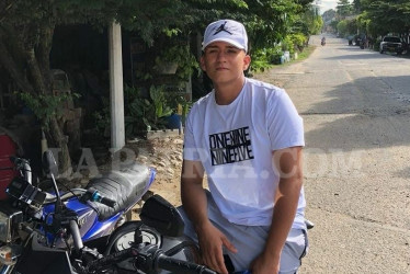 El hombre murió tras caer de manera violenta sobre el asfalto. Sería funcionario del Inpec.