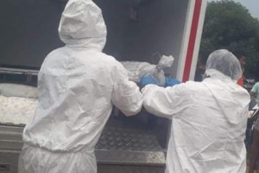 Las autoridades hicieron la inspección técnica del cuerpo en la vereda.