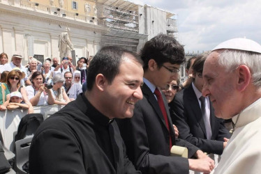 Tres momentos que marcaron la vida de un sacerdote caldense junto al papa Francisco